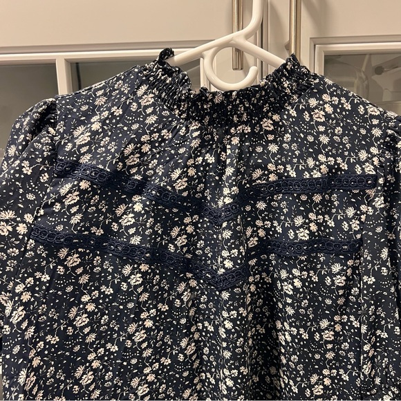 LOFT Navy and White Floral‎ Blouse - Picture 3 of 9